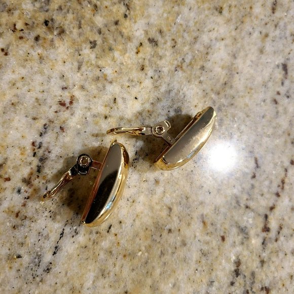 Vintage JJG Jonette Jewelry.Gold Tone Rounded Rectangle Pillow Earrings. Clip on - Picture 5 of 11